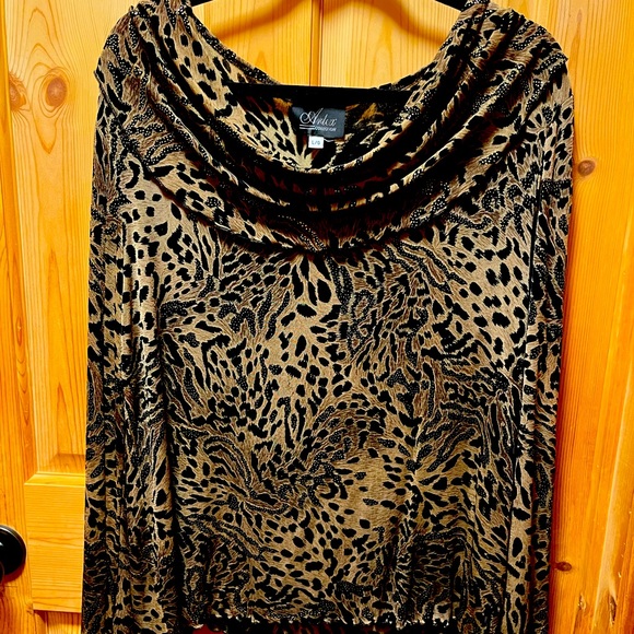 Size Large Animal print Tunic - Picture 1 of 8